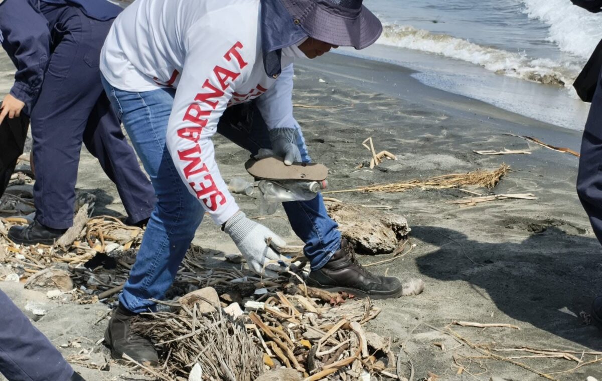 Marina recolecta 1.3 toneladas de basura en playa de Paraíso