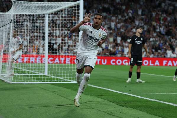 Mbappé firma triplete en el regreso de Mourinho al Bernabéu