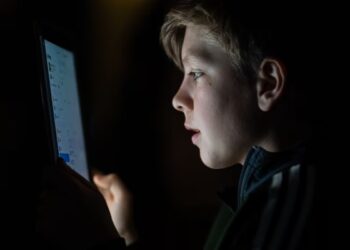 Estados de EE.UU. llevan a Meta a juicio por adicción infantil