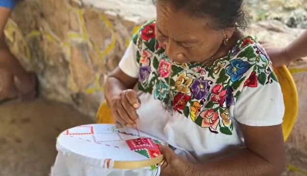 🧵 Mara Lezama lanza programa para capacitar a 10 mil mujeres en bordado maya