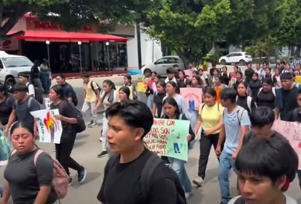 Normalistas protestan en Chiapas y vandalizan Palacio de Gobierno