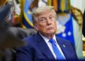 Trump elimina apoyo federal a tratamientos de transición para menores