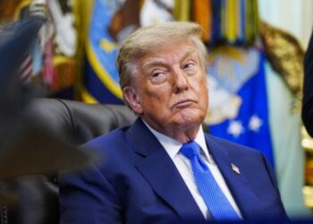 Trump elimina apoyo federal a tratamientos de transición para menores