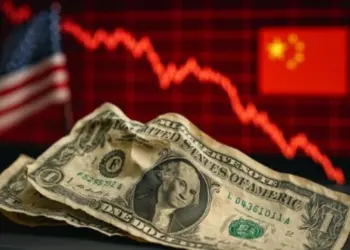 Peso rompe barrera de los 17 por dólar; Sheinbaum celebra