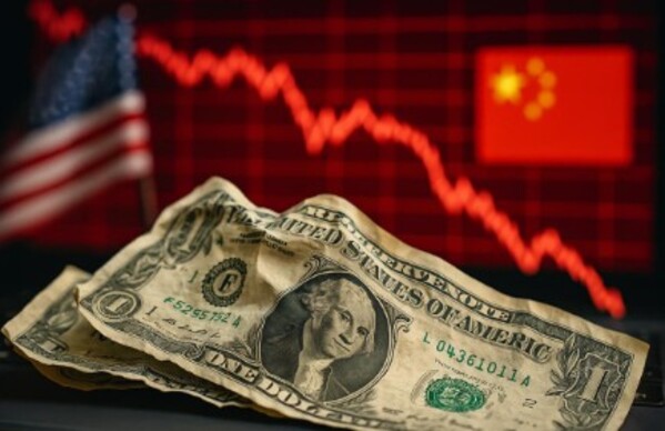 Peso rompe barrera de los 17 por dólar; Sheinbaum celebra
