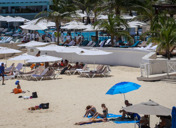 Peso fuerte reduce ingresos del turismo en Quintana Roo