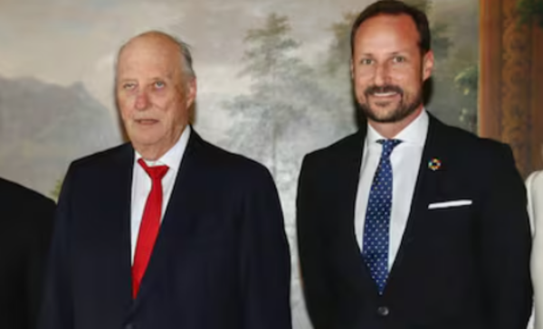 Haakon asciende al trono tras la muerte del rey Harald