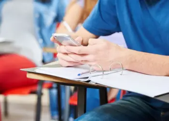 SETAB analiza opinión sobre restricción de celulares