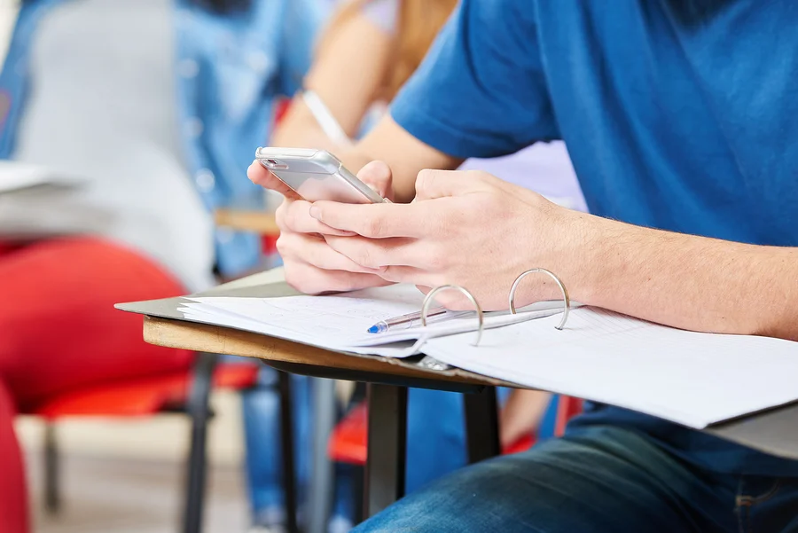 SETAB analiza opinión sobre restricción de celulares