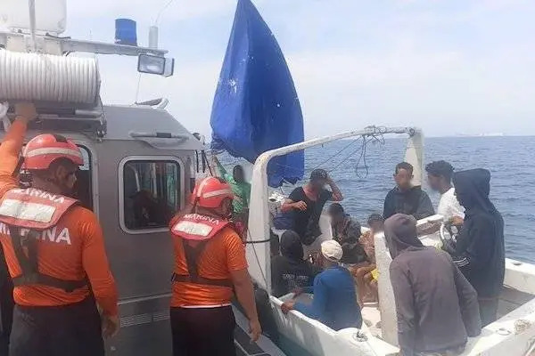 Marina rescata a 16 migrantes frente a costas de Yucatán