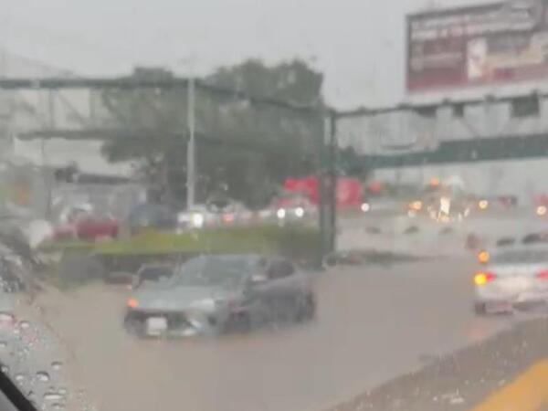 Lluvias provocan inundaciones y caos vial en Guadalajara