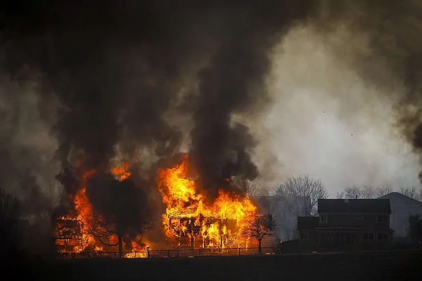Más de 65.000 evacuados y 700 casas arrasadas por graves incendios en el noroeste de EU