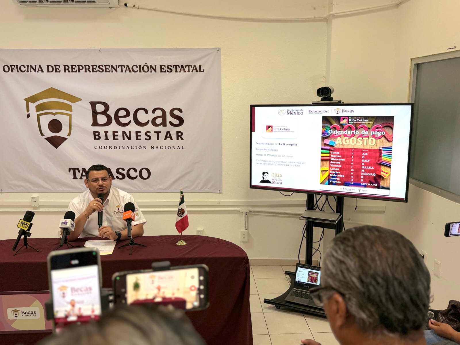 Inicia pago de la Beca Rita Cetina para uniformes y útiles en Tabasco