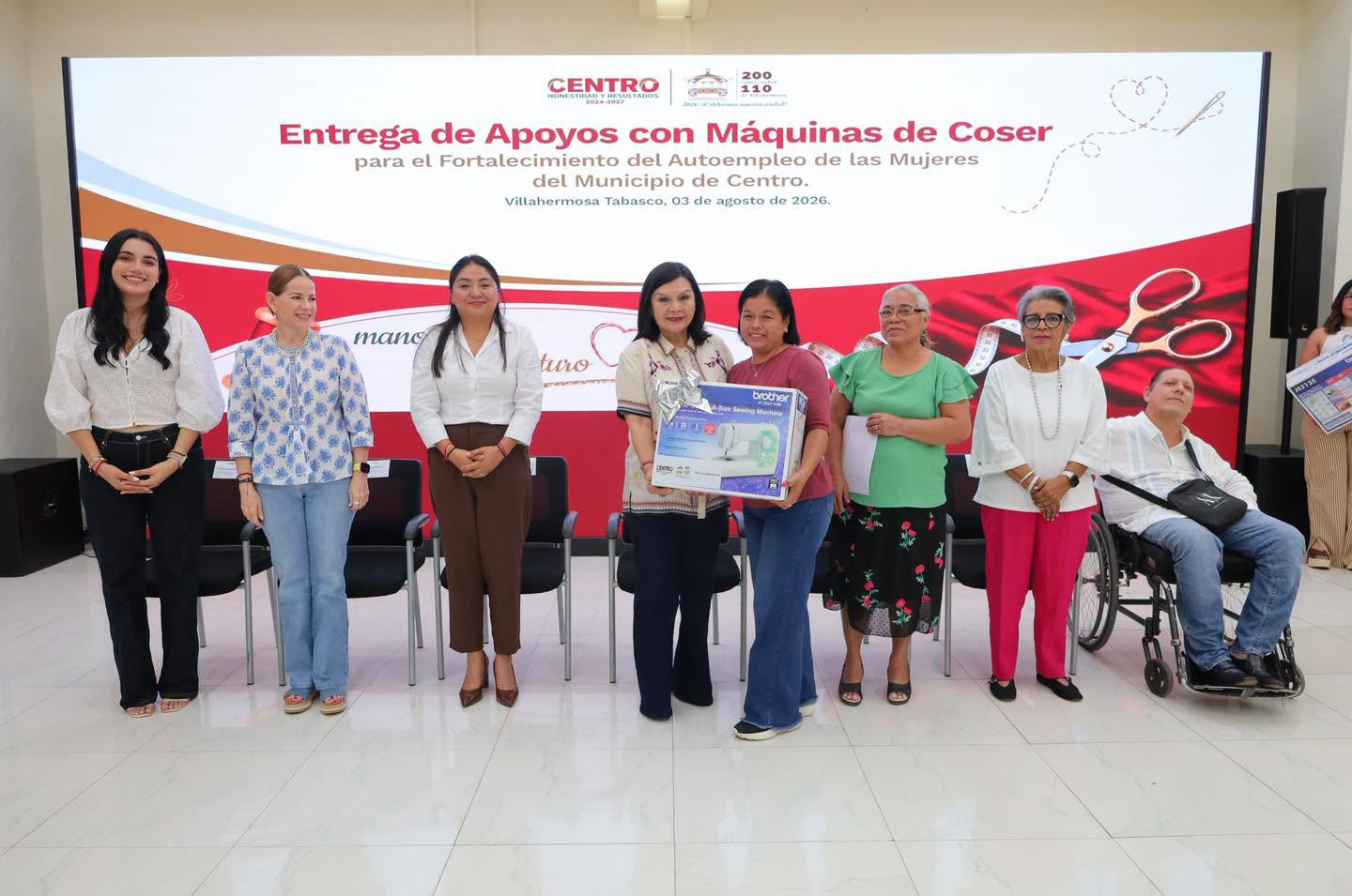 Entrega Yolanda Osuna máquinas de coser a mujeres para fortalecer el autoempleo