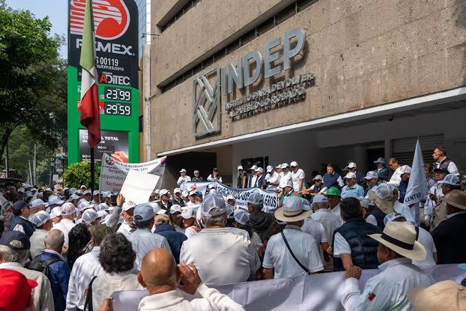 Jubilados mexicanos exigen la devolución de recortes por la reforma de “pensiones doradas”