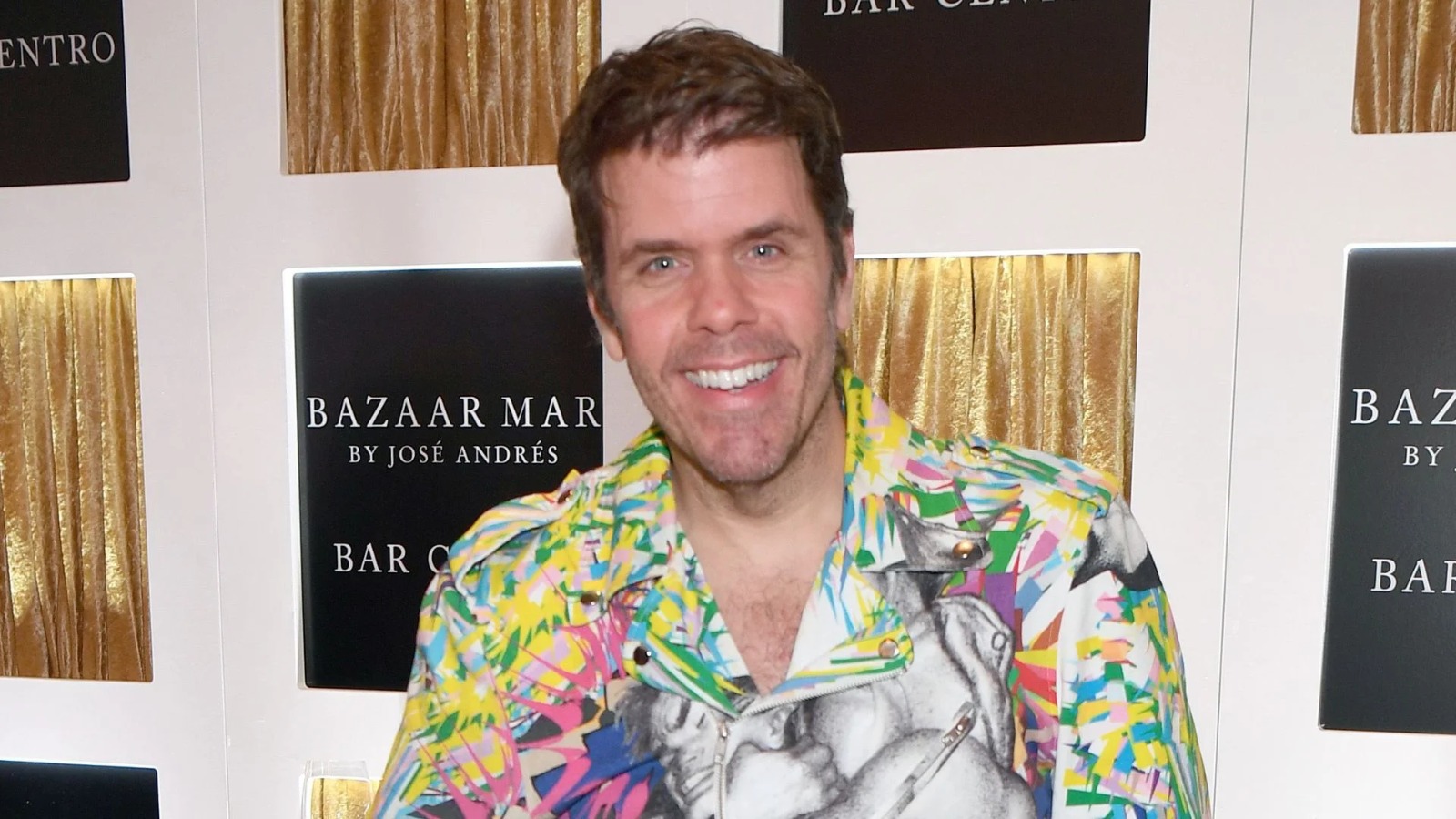 Familia de Perez Hilton confirma que recibe tratamiento médico tras incidente en vivo