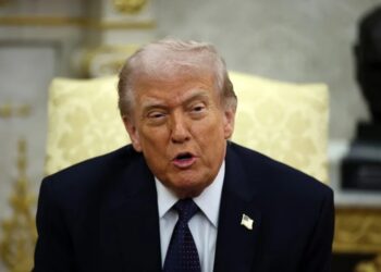 Trump desata polémica al usar como señuelo un avión con periodistas ante una amenaza iraní