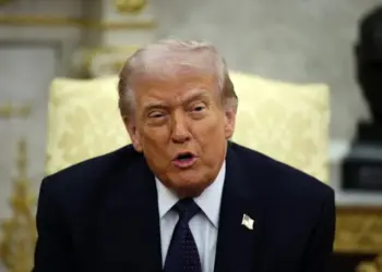 Trump desata polémica al usar como señuelo un avión con periodistas ante una amenaza iraní