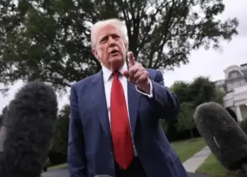 Trump acusa a Irán de «hablar mucho y hacer poco» e insiste en que EE.UU. controla Ormuz