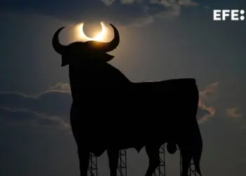 Eclipse solar oscurece parte de España ante miles de espectadores