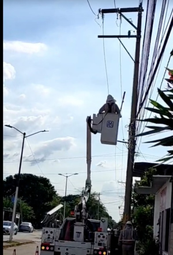 Vecinos de La Lima agradecen a CFE por restablecer energía