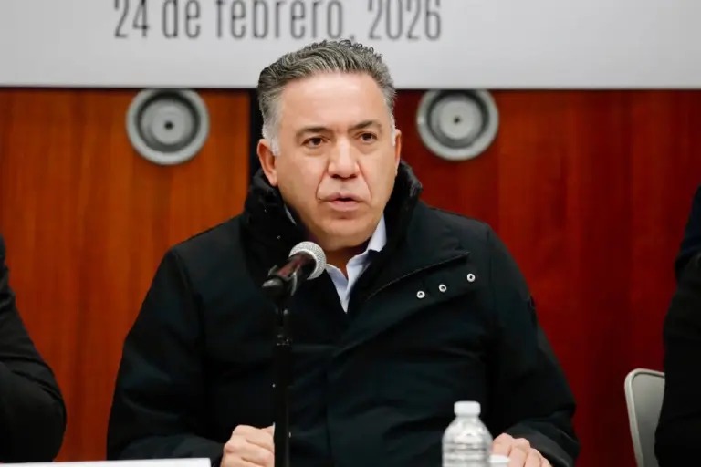 Enrique Inzunza deja la bancada de Morena y continuará como senador independiente