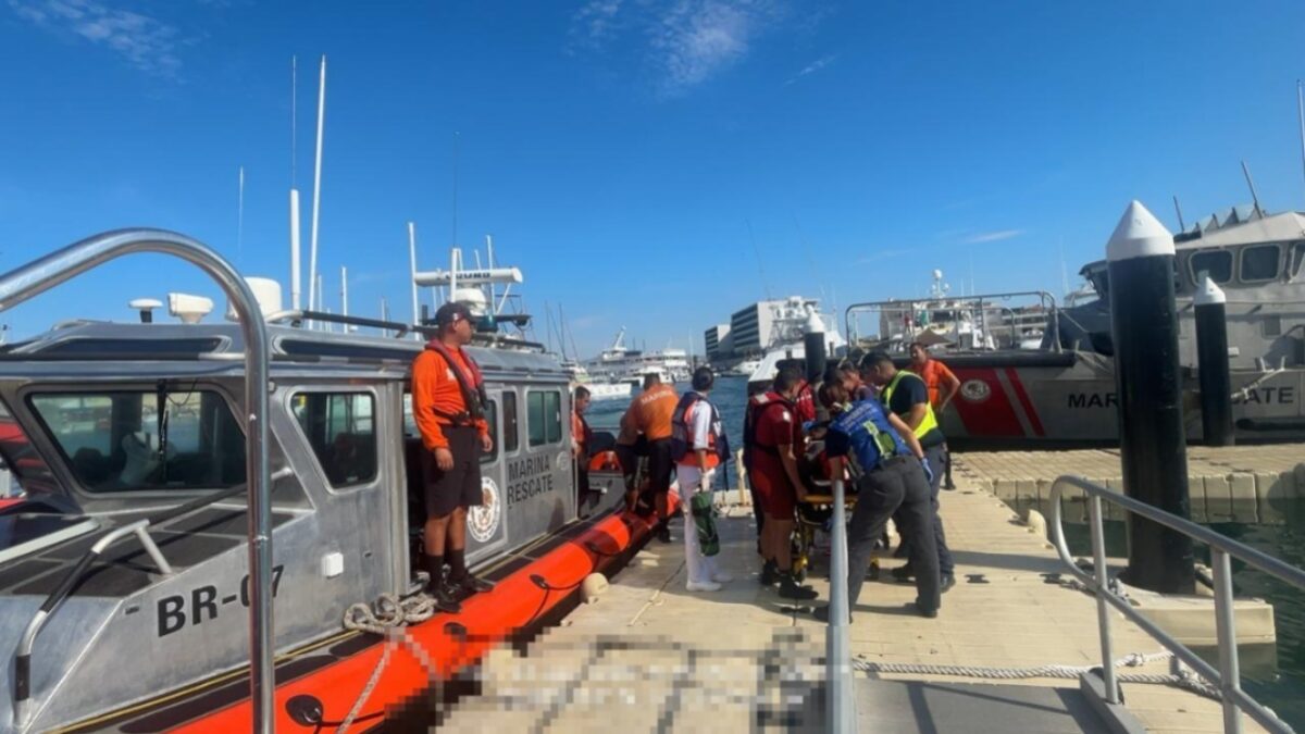 Marina realiza evacuación médica de dos personas en inmediaciones de El Arco, en Cabo San Lucas, Baja California Sur