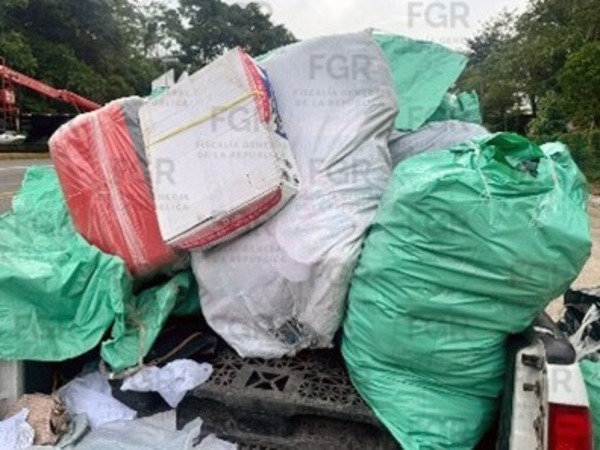 FGR detiene a dos personas por presunto contrabando en Huimanguillo, Tabasco.