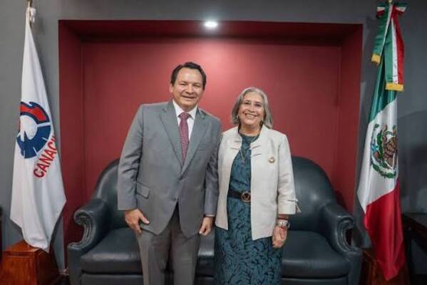 Díaz Mena presenta a Yucatán ante industriales del país