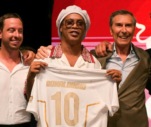 Ronaldinho sale del retiro y vuelve al futbol en Italia