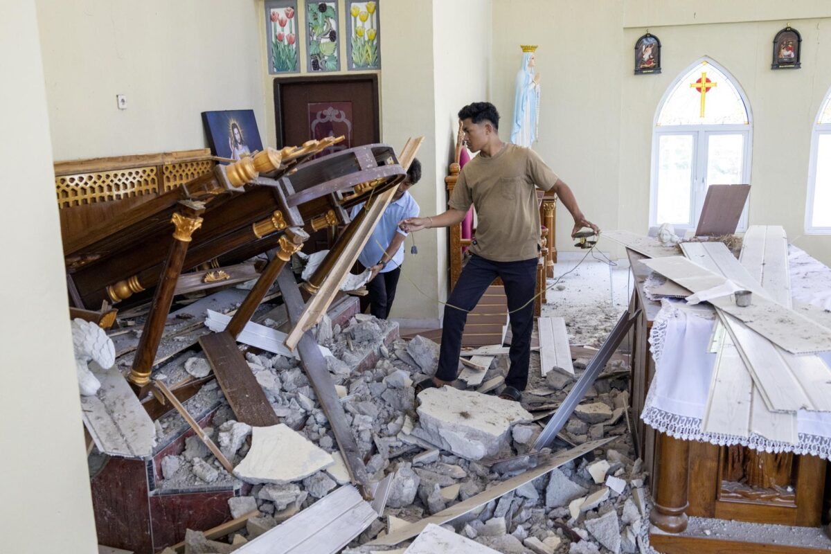Indonesia eleva a 68 los muertos por terremoto de magnitud 7.7