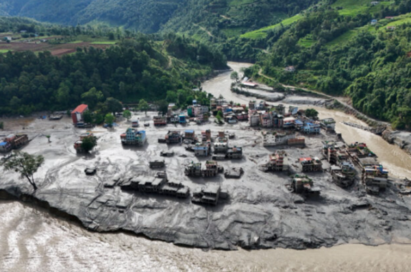 Nepal supera los mil muertos; autoridades aceleran rescates y llaman a reactivar el turismo