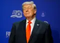 Trump endurece sanciones contra Rusia e Irán y amenaza a sus compradores