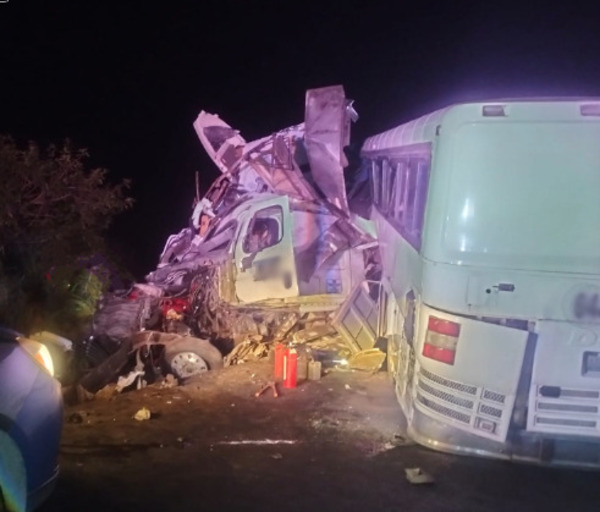Choque entre autobús y tráiler deja cuatro muertos en Nayarit