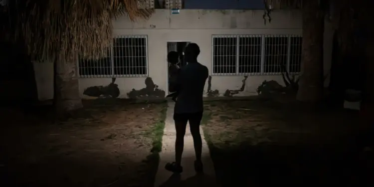 Fotografía del 6 de agosto de 2026 que muestra a un hombre cargando a un bebé durante un corte eléctrico, en Maracaibo (Venezuela). EFE/ Henry Chirinos