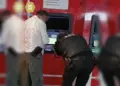 Policía ayuda a adulto mayor a recuperar dinero atorado en cajero de la CDMX