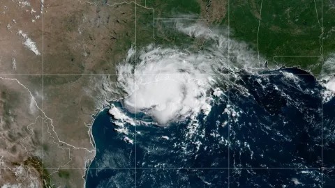 La tormenta Edouard se fortalece rumbo a Texas y Luisiana y puede tomar fuerza de huracán