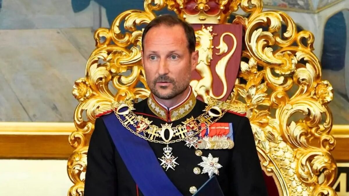 El rey Haakon VIII de Noruega jura ante el Parlamento