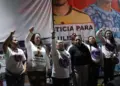 Madres buscadoras de México escarban por certeza en el documental ‘Canales de la muerte’