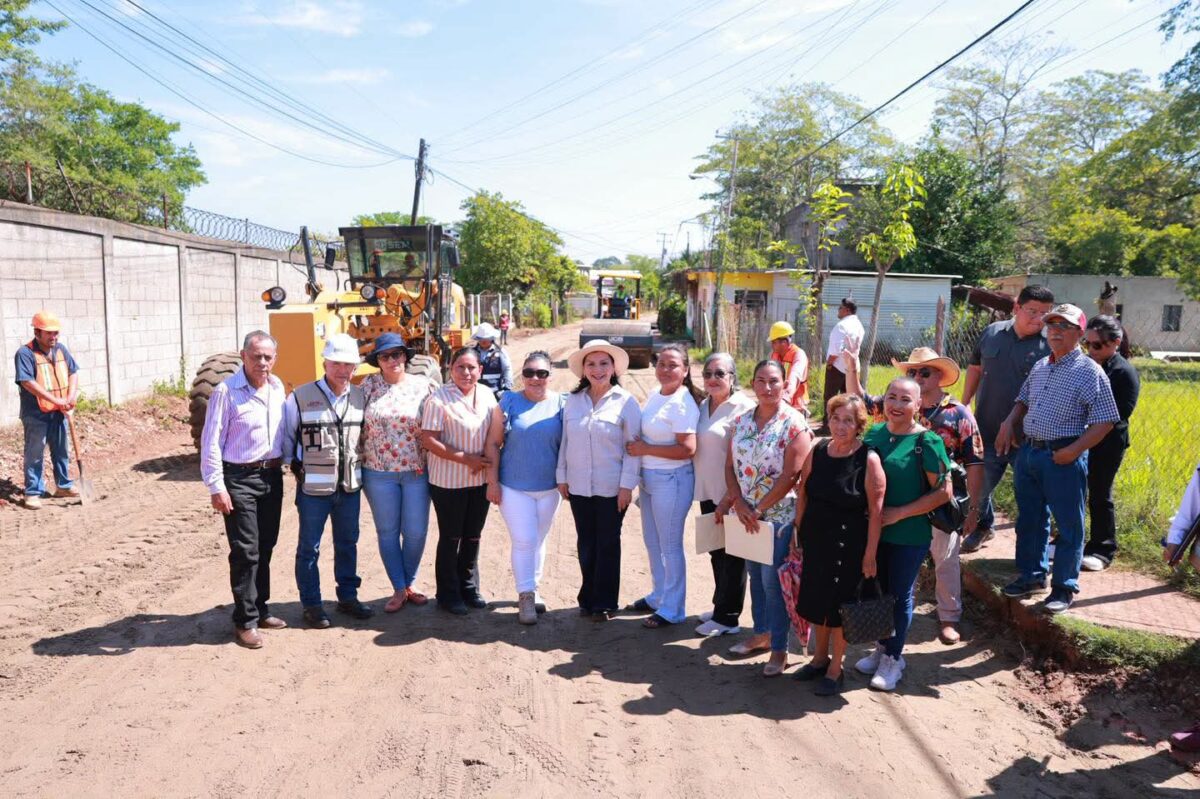 Yolanda Osuna supervisa pavimentación de vialidades en La Lima y El Manzano
