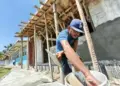 Javier May supervisa construcción de nueva aula en primaria de Huimanguillo