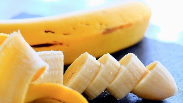 ¿Agua de cáscara de banana? Esto dice la ciencia