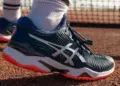 Tenis Asics para hombre: la tendencia retro que domina el estilo casual