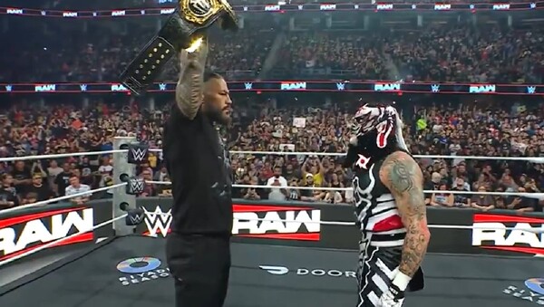 Penta va por la gloria ante Roman Reigns en México