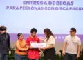 Mérida entrega 600 becas a personas con discapacidad