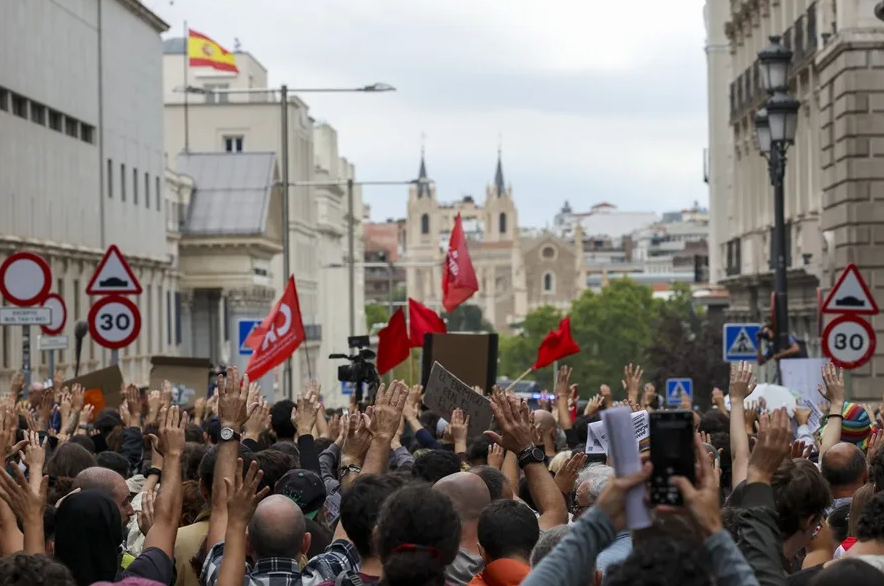 Protestas por vivienda continúan en Madrid tras rechazo de decretos