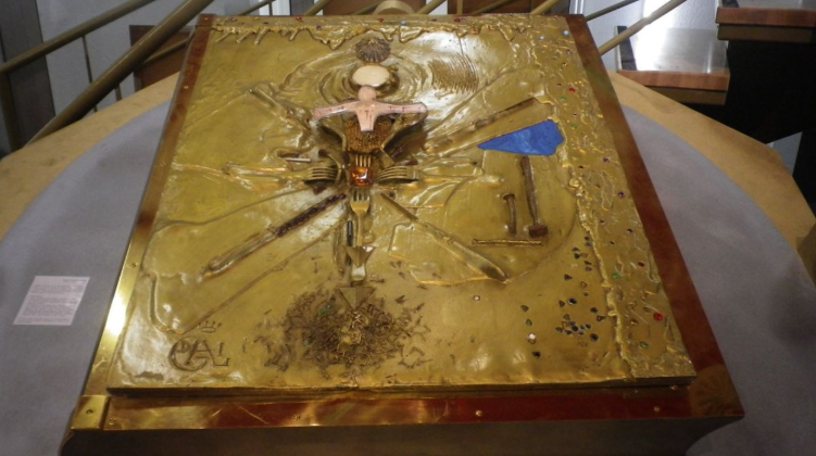 Roban cubierta de oro y bronce diseñada por Salvador Dalí