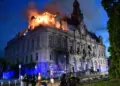 Protestas en Francia desatan incendio en histórico ayuntamiento de Limoges