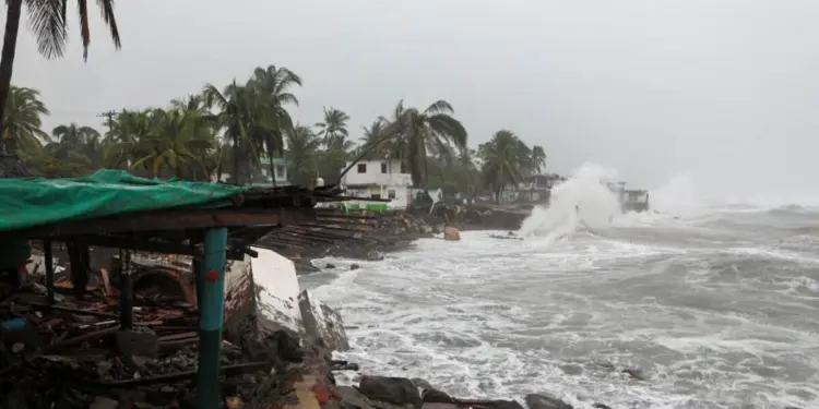ARMERÍA, COLIMA, 11OCTUBRE2026.- Aspectos de las diferentes afectaciones que ha dejado a su paso el huracán categoría 4 Simon en la playa El Paraíso del municipio colimense. Actualmente el fenómeno meteorológico se dirige hacia el norte del país por lo que se ha lanzado la alerta para cuatro estados incluidos: Nayarit, Jalisco Sinaloa y Colima para el cierre de playas y restricción a las navegaciones. FOTO: GUSTAVO VILCHIS/CUARTOSCURO.COM