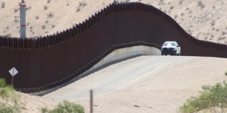 México y Estados Unidos acordaron un plan de modernización de puentes y cruces fronterizos además de reforzar la seguridad en la zona, informó este sábado la Secretaría de Relaciones Exteriores (SRE, Cancillería) de México. Imagen de archivo. EFE/ Luis Torres